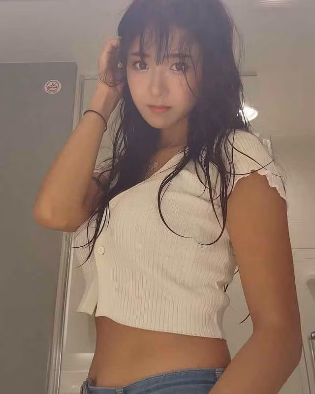 Theo đó, vốn là một nhân vật có lượng follow đông đảo trên kênh cá nhân và luôn thu hút người xem mỗi khi lên sóng nhờ gương mặt xinh đẹp, quyến rũ của mình, Penguin vừa thực hiện một thử thách đi bộ quanh khu vực rộng lớn để tạo ra nội dung mới cho người xem.