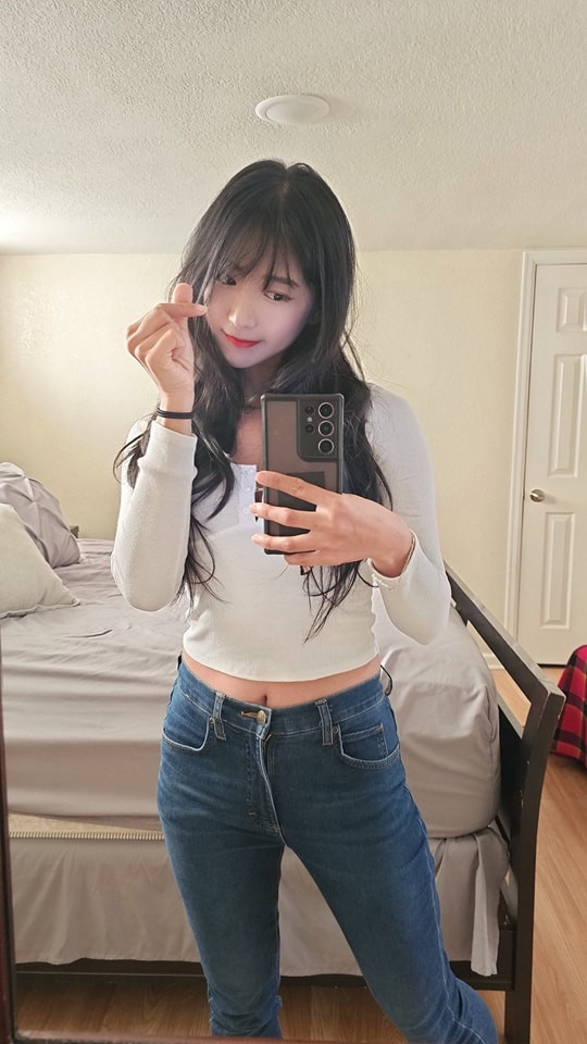 Theo đó, trong quá trình livestream thử thách của mình, Penguin đã bất ngờ gặp phải fan cuồng là một người đàn ông trung niên.