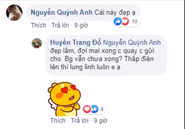 Sân khấu được trang trí lộng lẫy, mô phỏng lâu đài, cung điện, đặt giữa một không gian rộng lớn là sân bóng xã Liên Hà - nơi gắn liền với tuổi thơ đi đá bóng của Duy Mạnh.