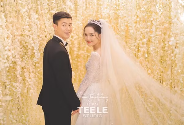 Chiều tối cùng ngày, đám cưới Duy Mạnh và Quỳnh Anh tiếp tục được tổ chức ở khách sạn 5 sao JW Marriott.