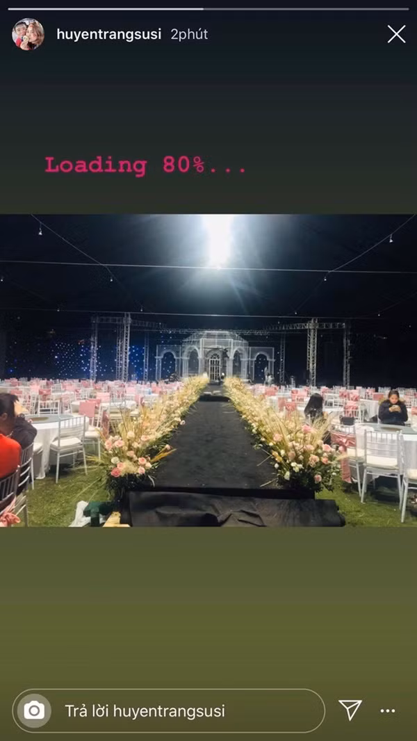 Sau khi lo xong khoản trang phục, váy cưới và ảnh cưới, Duy Mạnh và Quỳnh Anh được người thân hỗ trợ trong khâu dựng rạp.