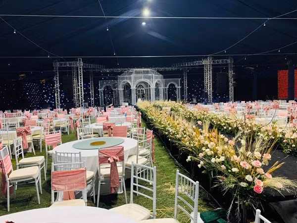 Theo đó, tại nhà trai ở xã Liên Hà, huyện Đông Anh, Hà Nội, gia đình chú rể đang gấp rút lắp đặt hôn trường cho đám cưới Duy Mạnh và Quỳnh Anh. Tính đến tối 7/2, mọi hạng mục đã hoàn tất được khoảng 80%, theo lời kể của chị gái nam cầu thủ.