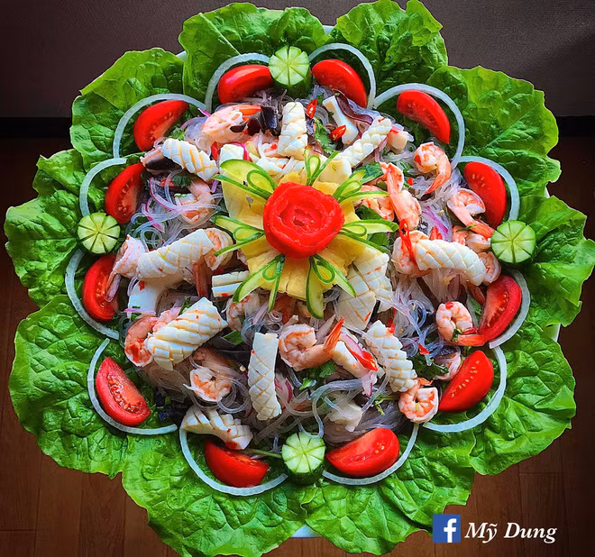 Chia sẻ về cuộc sống của mình, Mỹ Dung cho biết: "Với nhiều người thì cuối tuần là lúc để tụ tập đi cà phê, du lịch hay mua sắm... còn với mình thì cuối tuần là khoảng thời gian “sung sướng nhất cuộc đời” vì vừa được vào bếp bày trò vừa được ăn ngon lại được chụp thêm ảnh các món ăn mới."