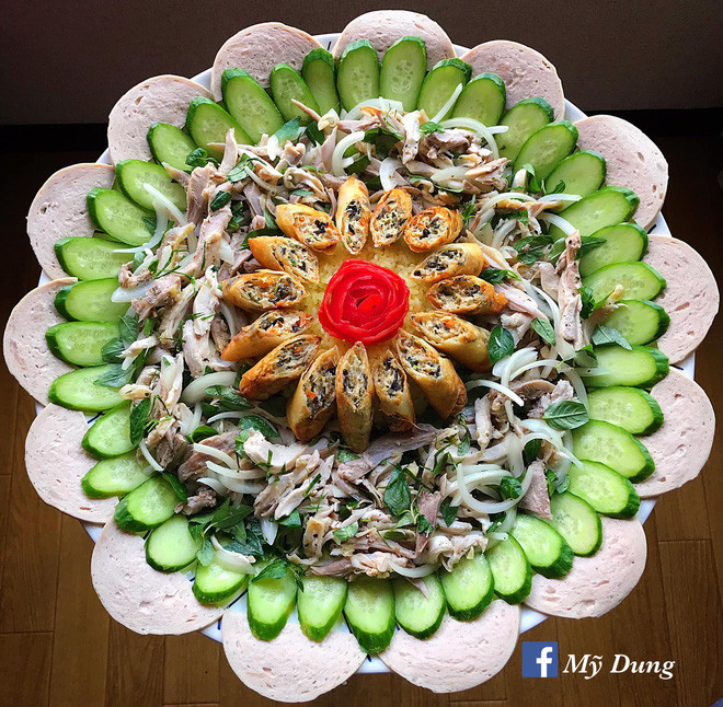 Để có những món ăn nhìn ngon mắt như trên, ngay từ lúc nấu Mỹ Dung đã nghĩ sẵn cách sắp xếp như thế nào và khi nấu xong là lên đĩa là xong.