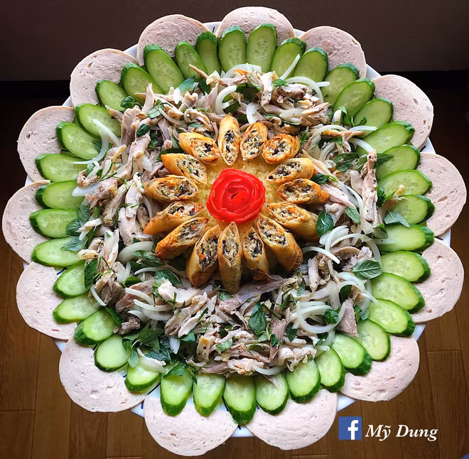 Để có những món ăn nhìn ngon mắt như trên, ngay từ lúc nấu Mỹ Dung đã nghĩ sẵn cách sắp xếp như thế nào và khi nấu xong là lên đĩa là xong.