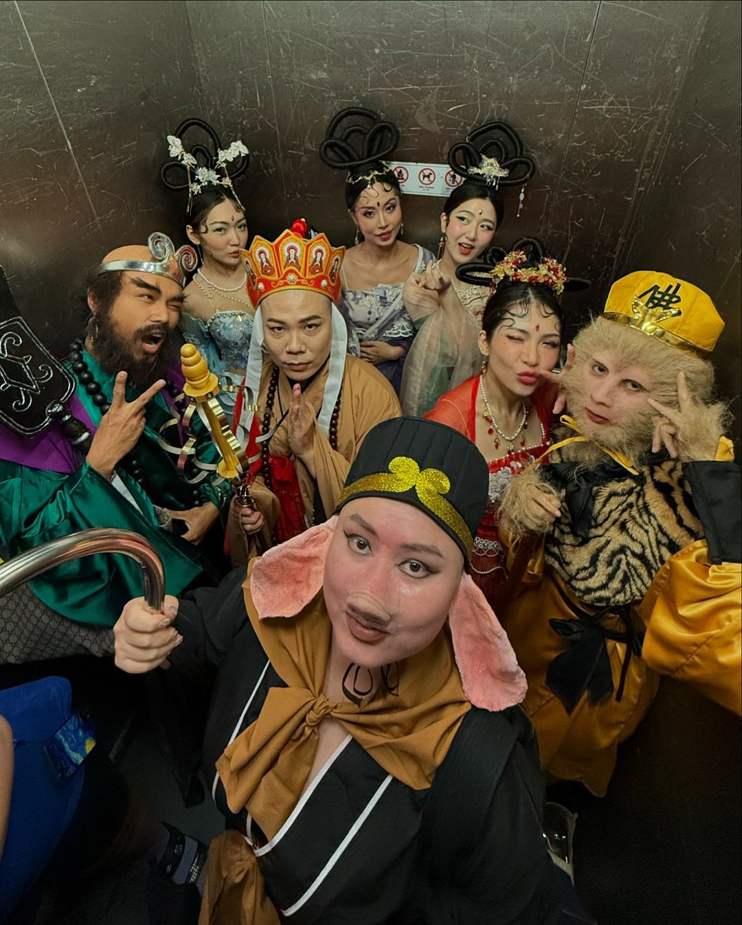 Hội chị em bạn dì của Quỳnh Anh Shyn hóa trang thành thầy trò Đường Tăng.