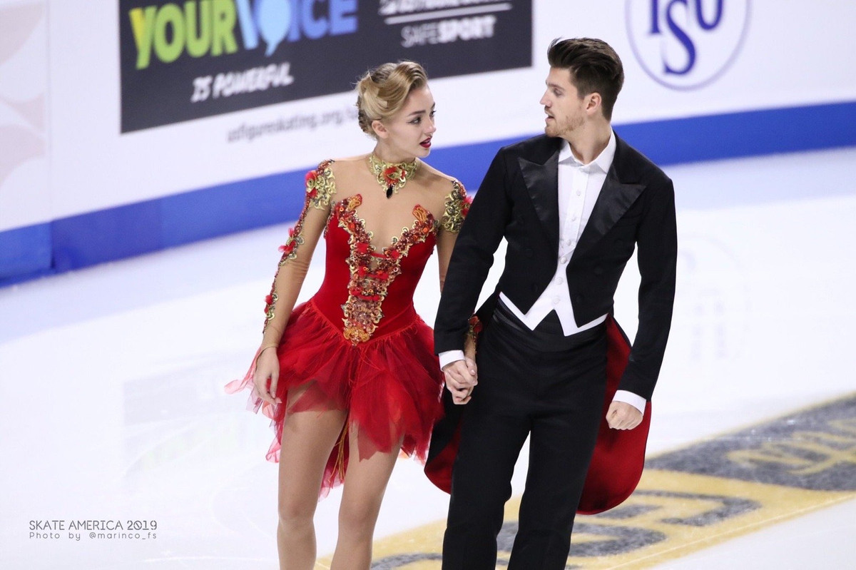 Được biết Alexandra Stepanova bắt đầu trượt băng từ năm 4 tuổi. Mẹ của cô là cựu vận động viên bóng chuyền và cha của cô là vận động viên trượt băng tốc độ.