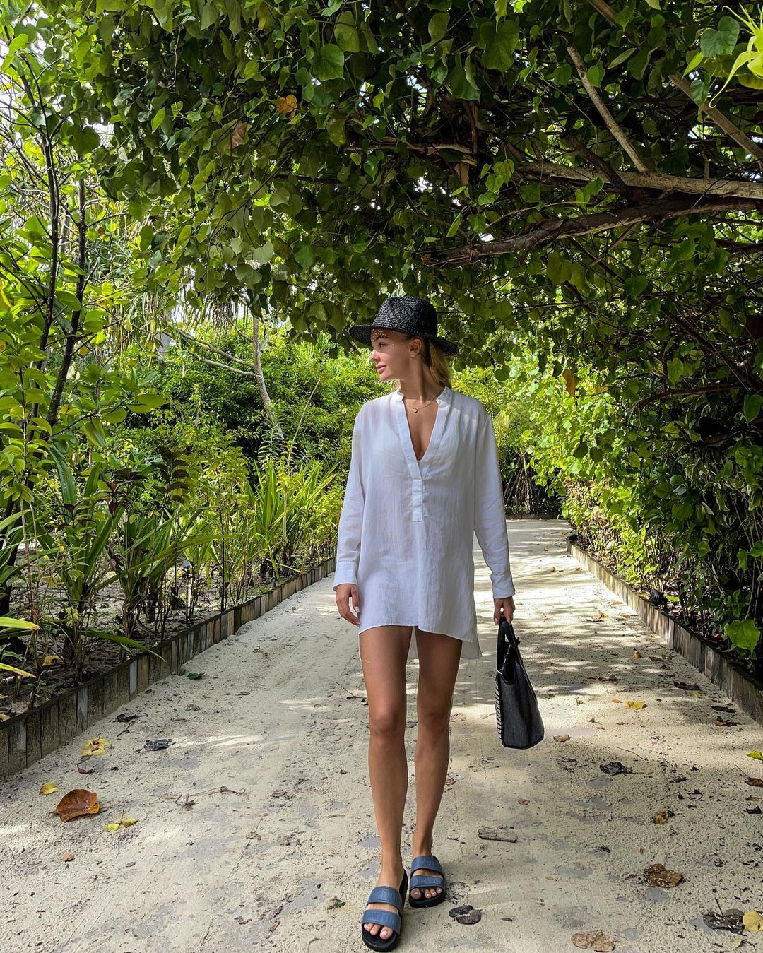 Ngoài ra, cô cũng nhận được một số lời mời làm người mẫu ảnh.