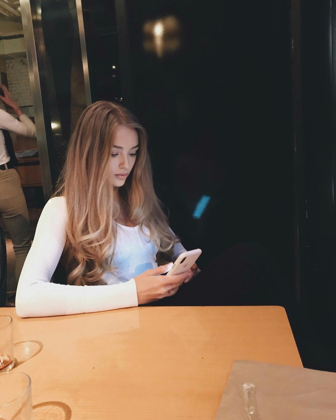 Có bố mẹ đều là vận động viên, Alexandra Stepanova khẳng định mình càng cần tự tạo được thành tích riêng. Cách đây một thời gian, cô vừa được bạn trai cầu hôn ngay trên sân băng.