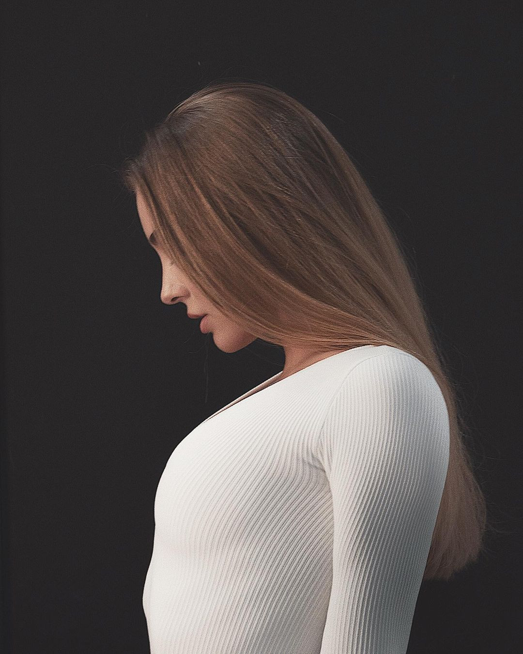 Gương mặt của cô mang nét đặc trưng của phụ nữ xứ sở bạch dương. Đường nét thanh gọn, mũi cao, đôi mắt đẹp. Mỹ nhân Nga còn có chiều cao 1m70, thân hình cân đối.