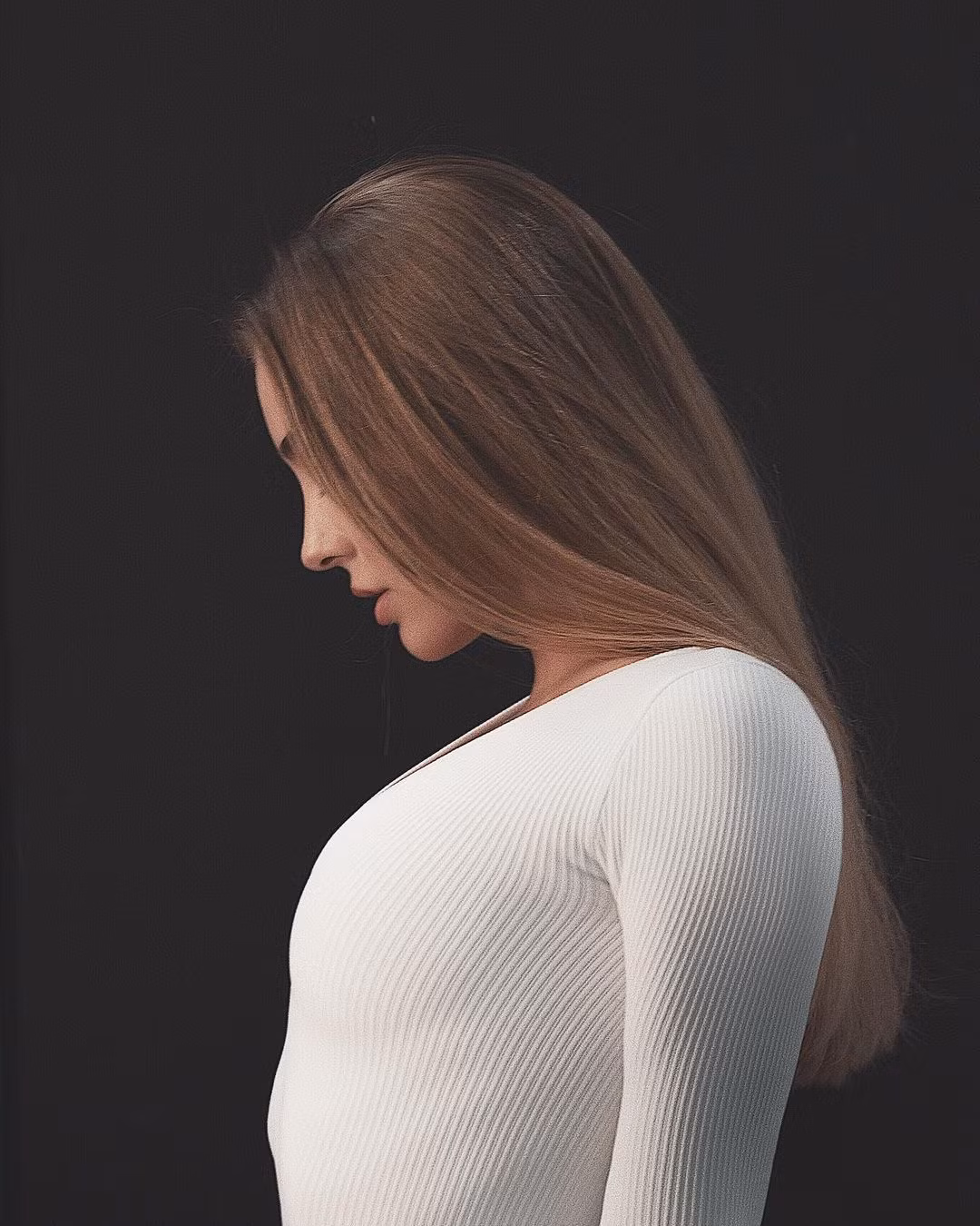 Gương mặt của cô mang nét đặc trưng của phụ nữ xứ sở bạch dương. Đường nét thanh gọn, mũi cao, đôi mắt đẹp. Mỹ nhân Nga còn có chiều cao 1m70, thân hình cân đối.