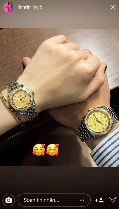 Ngoài ra, Phillip Nguyễn không tiếc tiền chi cả trăm triệu đồng mua thêm 1 chiếc đồng hồ khác. Anh cực kì tinh tế khi hầu hết món quà tặng Linh Rin đều là đồ đôi, lúc cả 2 diện lên trông cực kì ngọt ngào, tình cảm.