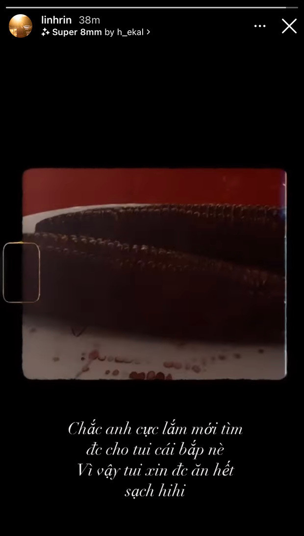 Mới đây nhất, trên trang cá nhân Linh Rin hạnh phúc đăng tải hình ảnh 2 bắp ngô đen kèm dòng trạng thái: “Chắc anh cực lắm mới tìm được cho tui cái bắp nè. Vì vậy tui xin được ăn hết sạch, hihi.”