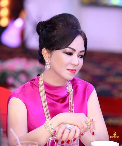 Khi vô tình lọt vào ống kính, các nhân viên của bà Phương Hằng sẽ tế nhị né đi, tránh chiếm spotlight của bà chủ khu du lịch Đại Nam.