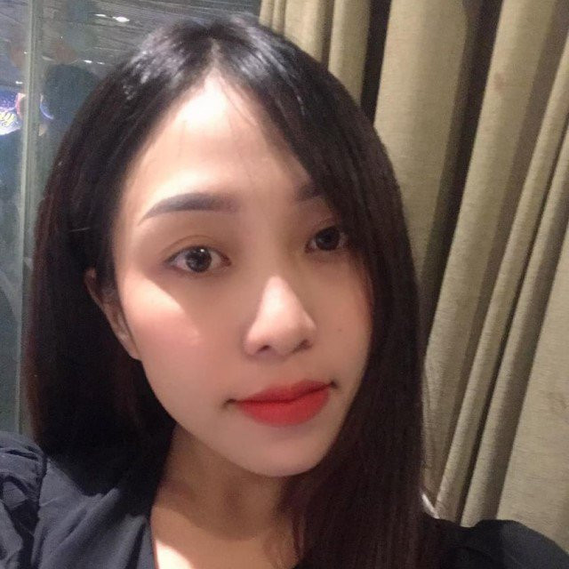 Mới đây, dân mạng thích thú tìm ra trong một clip ngắn, bà Phương Hằng vẫy gọi nhân viên của mình vào, yêu cầu cô cởi khẩu trang ra để các "fan" của bà có thể chiêm ngưỡng dung nhan.