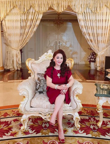 "Nguyên tắc tuyển dụng nhân sự" này từng được bà Phương Hằng nhắc đến trong một lần khác, khi bà mặc váy màu còn tất cả nhân viên mặc đồ đen. Nữ CEO này đùa rằng không tuyển nhân viên nổi bật hơn, có nhan sắc đẹp hơn mình để mình luôn ấn tượng nhất.