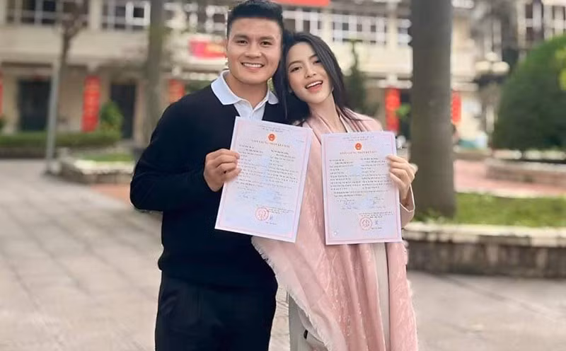 Quang Hải và Thanh Huyền vừa qua cũng chính thức đăng giấy đăng kí kết hôn trên MXH.