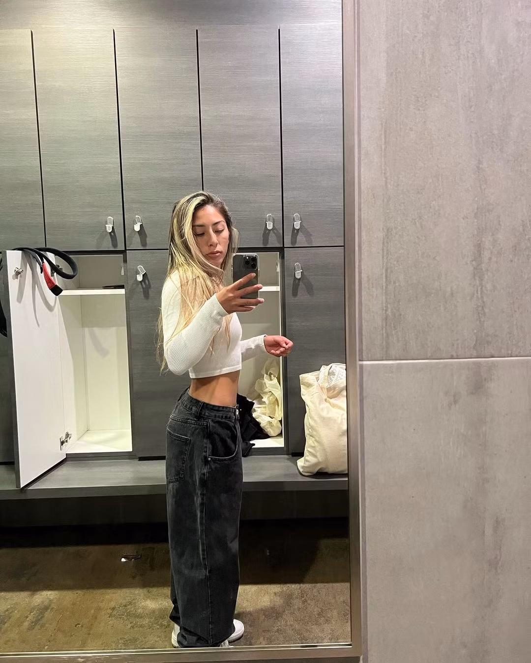 Không chỉ sở hữu thành tích đáng nể, Khan còn gây ấn tượng với gương mặt tươi sáng, hình thể săn chắc cùng nước da bánh mật.