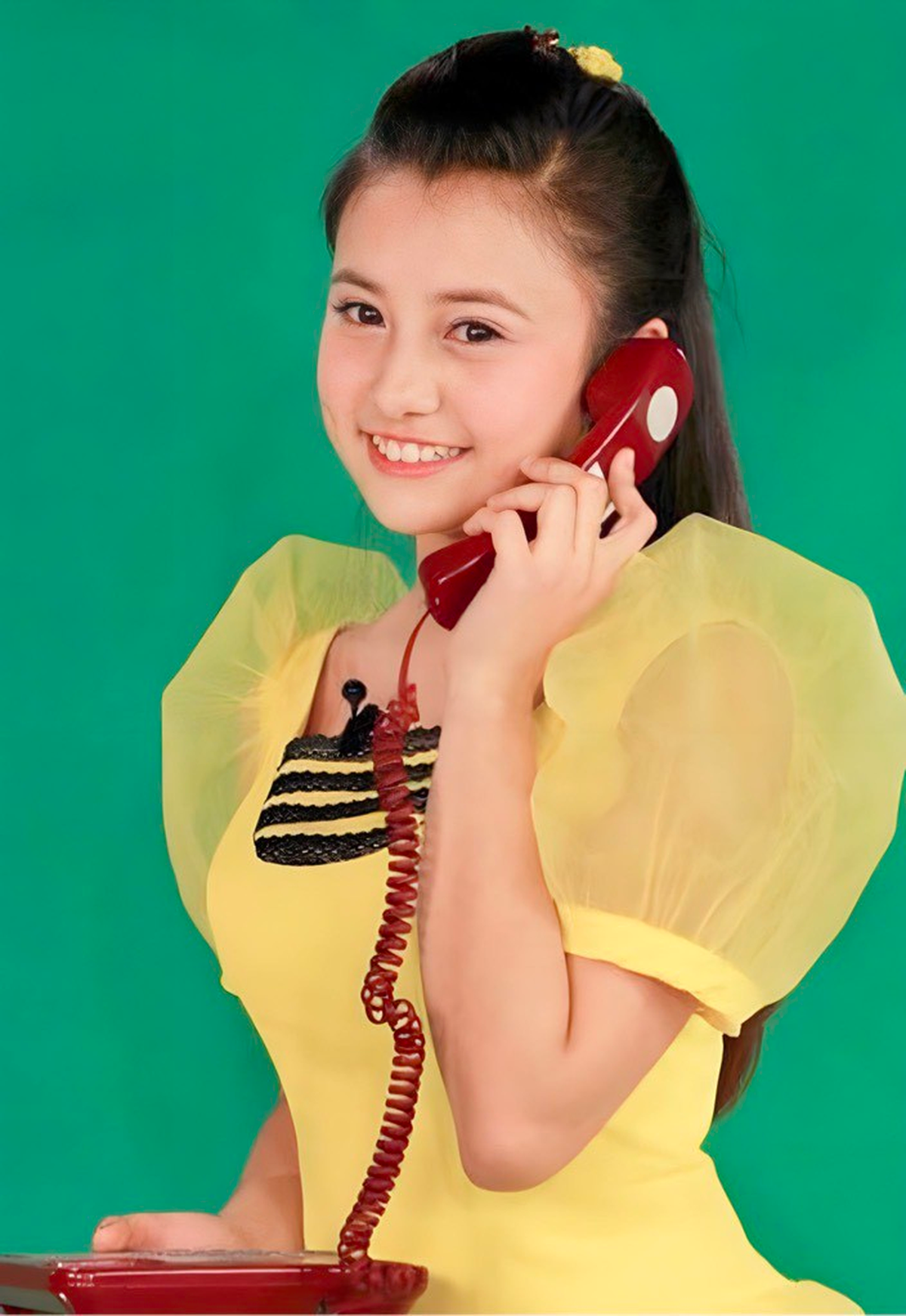 Ở tuổi 15, Thúy Quỳnh từng gắn liền với tuổi thơ của nhiều bạn trẻ Gen Z (những người sinh năm 1997-2012) dưới tên gọi "chị ong vàng" dẫn dắt chương trình Mười vạn câu hỏi vì sao.