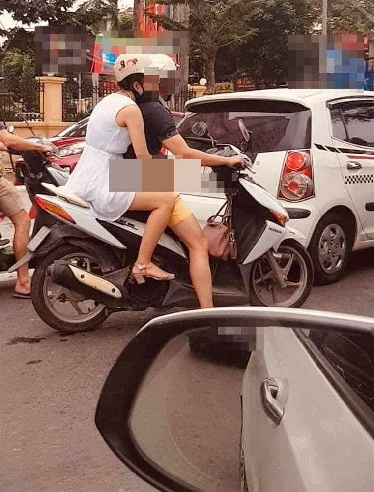 Trước đó, dân tình còn "choáng váng" với nhiều trường hợp "hành sự" ở tư thế khó đỡ hơn xuất hiện ngoài đường.