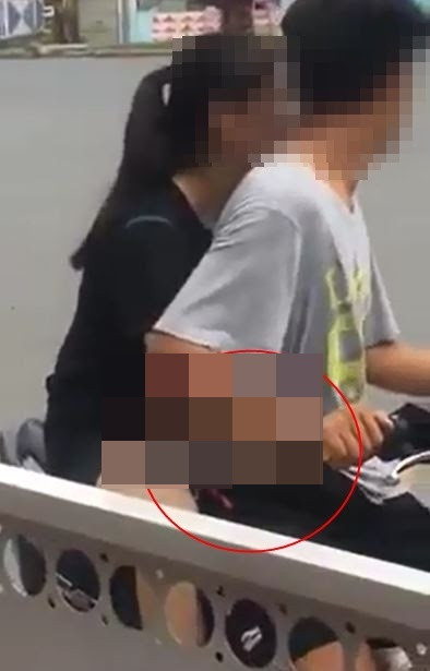 Chẳng hiểu vì lý do gì nhưng cặp đôi này lại khiến nhiều người phải đỏ mặt khi chứng kiến cảnh tượng này.