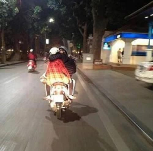 Đang đi xe máy, cặp đôi diễn cảnh nóng khiến dân tình rợn người Dang di xe may, cap doi dien canh nong khien dan tinh ron nguoi
