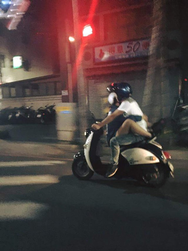 Thử hỏi, việc ngồi theo dáng này, chàng trai liệu có toàn tâm, toàn ý để lái xe.