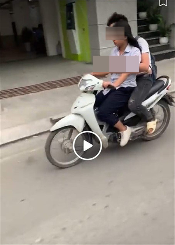 Một chàng trai từng bị dân mạng lên tiếng chỉ trích khi diễn cảnh "bàn tay hư" khi ngồi sau bạn gái.