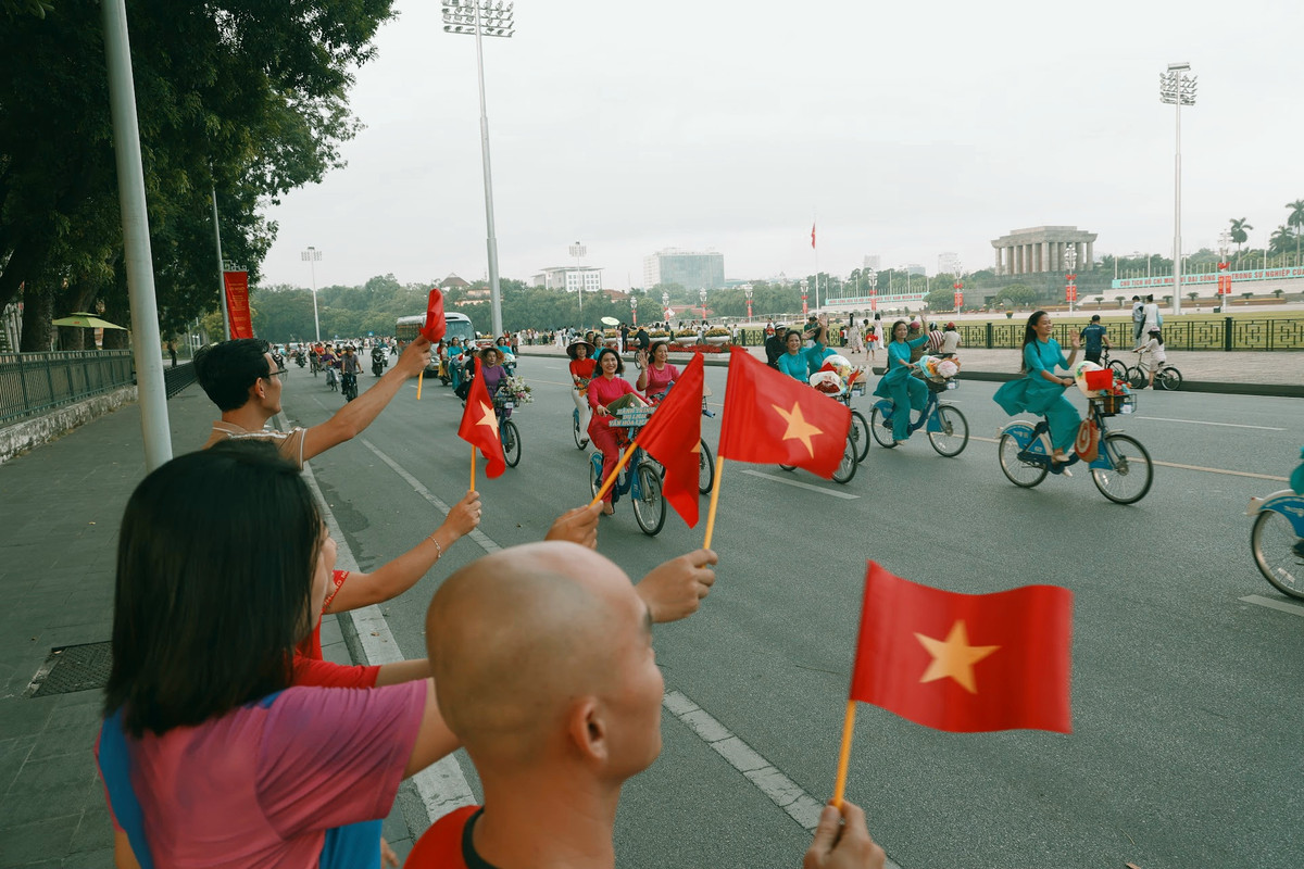 Sau lễ phát động, mọi người diễu hành áo dài với xe đạp quanh các tuyến phố Hà Nội. Đoàn diễu hành sẽ đi qua các tuyến phố thuộc quận Hoàn Kiếm, Ba Đình, Tây Hồ tập trung nhiều điểm du lịch.