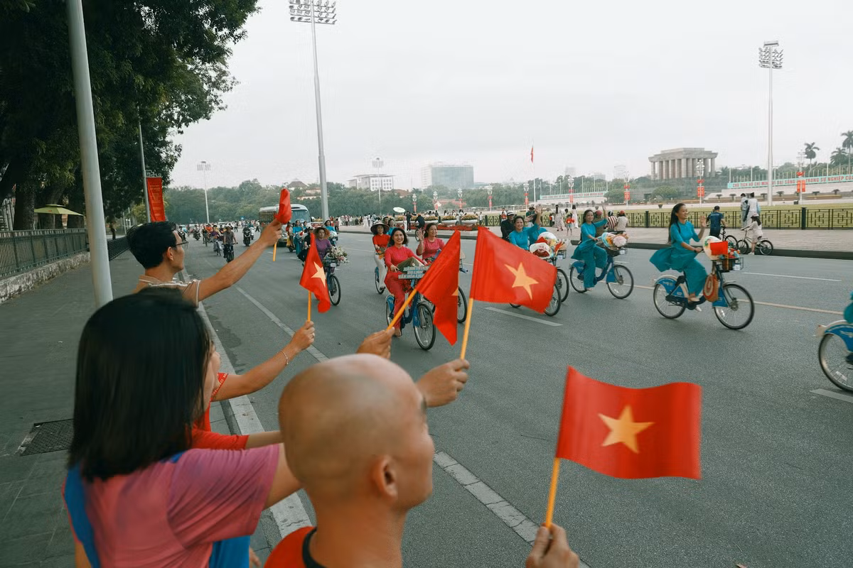 Sau lễ phát động, mọi người diễu hành áo dài với xe đạp quanh các tuyến phố Hà Nội. Đoàn diễu hành sẽ đi qua các tuyến phố thuộc quận Hoàn Kiếm, Ba Đình, Tây Hồ tập trung nhiều điểm du lịch.