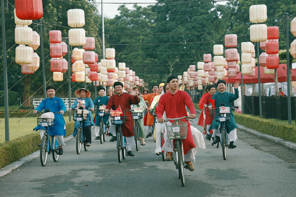 Hơn 100 người là cán bộ, công chức các cơ quan, đơn vị, nhân dân Thủ đô, bạn bè trong nước và quốc tế, gồm cả nam và nữ mặc trang phục áo dài tham gia chương trình.