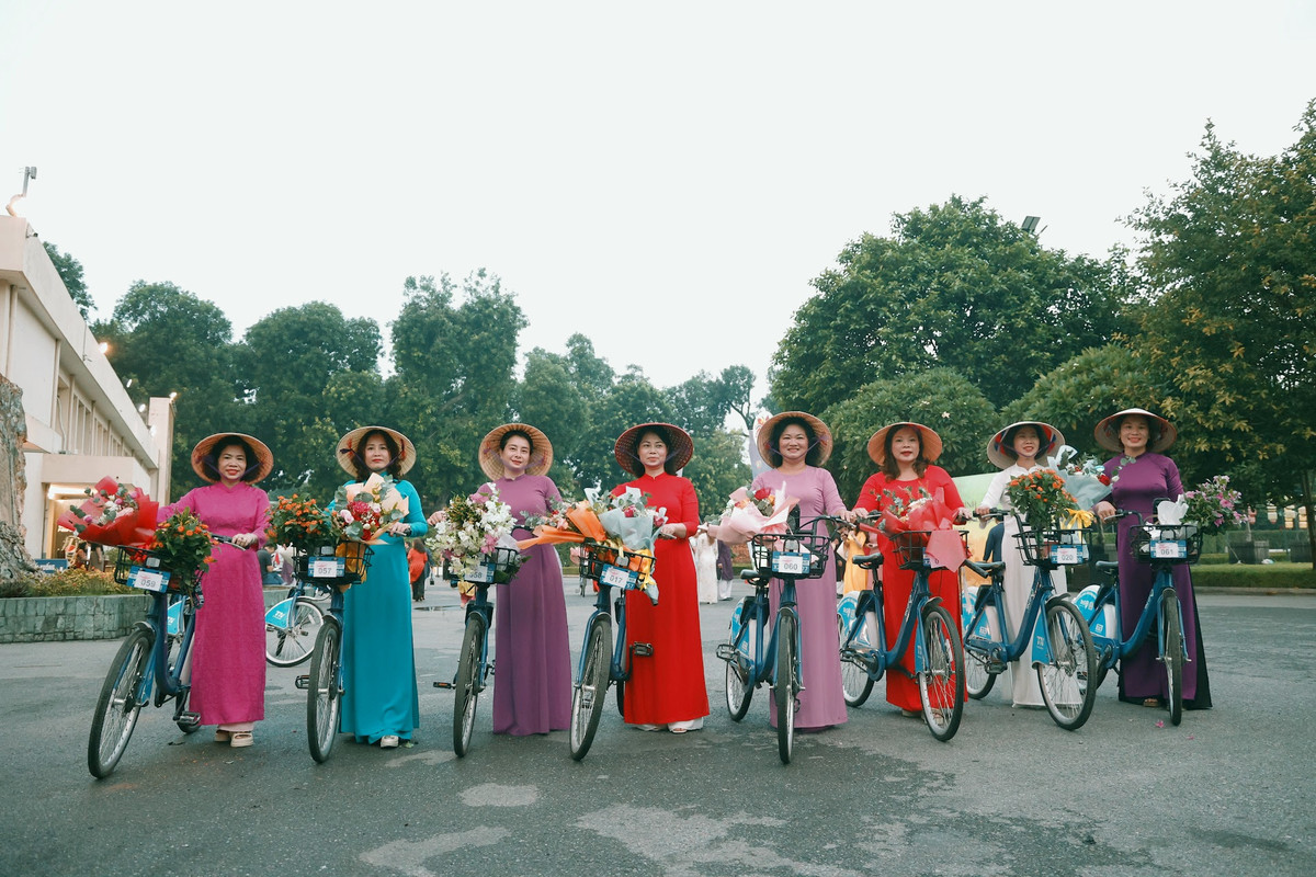 Việc tổ chức các sự kiện như "Áo dài kết nối Du lịch với Di sản Hà Nội" còn góp phần thúc đẩy ngành du lịch Thủ đô phát triển mạnh mẽ hơn, thông qua việc quảng bá hình ảnh áo dài truyền thống và những giá trị văn hóa đặc sắc của Hà Nội.