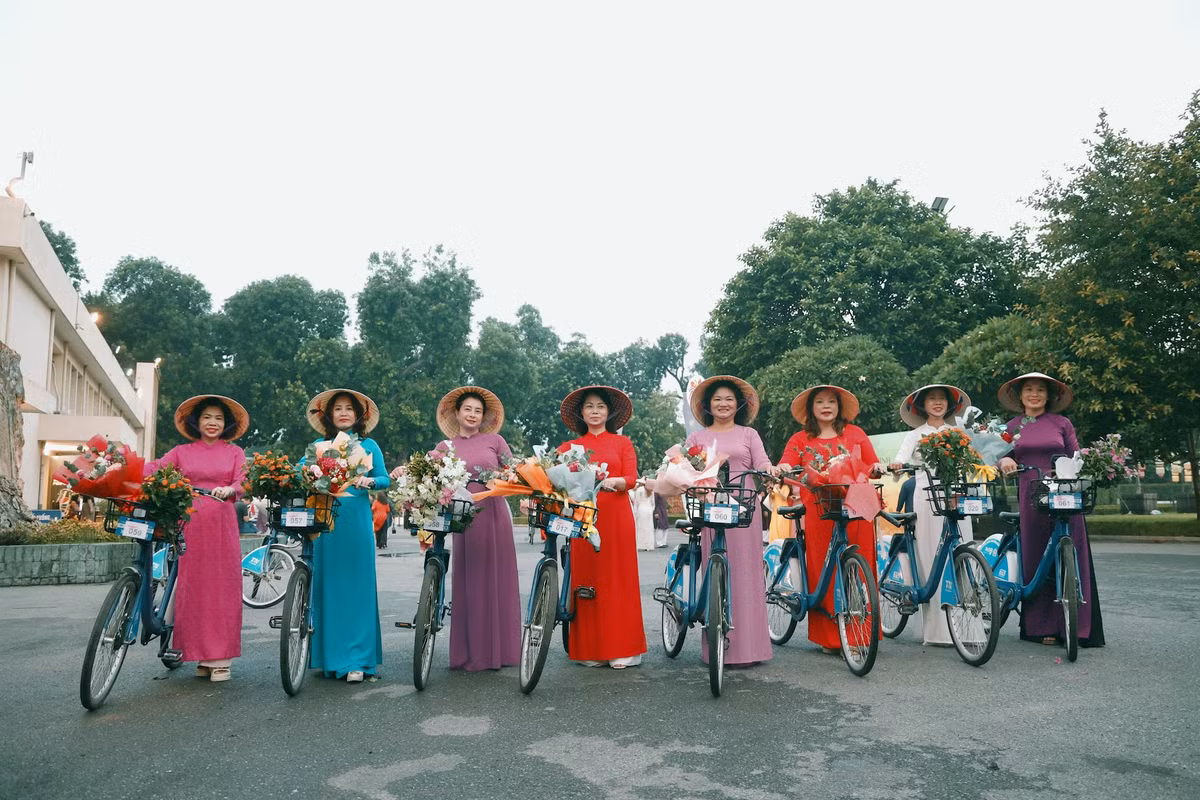 Việc tổ chức các sự kiện như "Áo dài kết nối Du lịch với Di sản Hà Nội" còn góp phần thúc đẩy ngành du lịch Thủ đô phát triển mạnh mẽ hơn, thông qua việc quảng bá hình ảnh áo dài truyền thống và những giá trị văn hóa đặc sắc của Hà Nội.