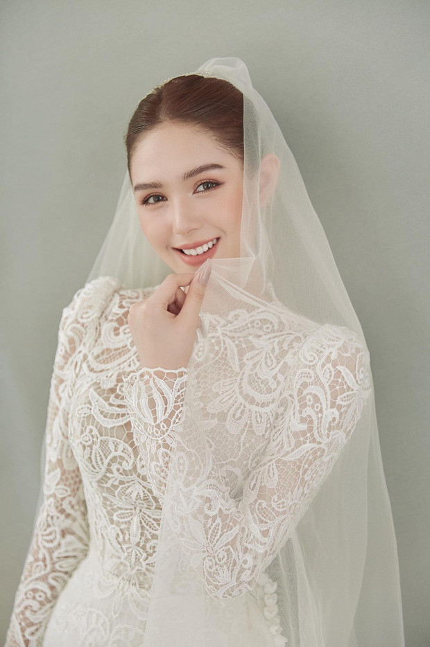 Chưa hết, vợ streamer Xemesis đăng kèm thêm dòng trạng thái hóm hỉnh "Sắp cưới lại rồi nha" khiến netizen phải đặt câu hỏi chuyện gì sắp xảy ra?