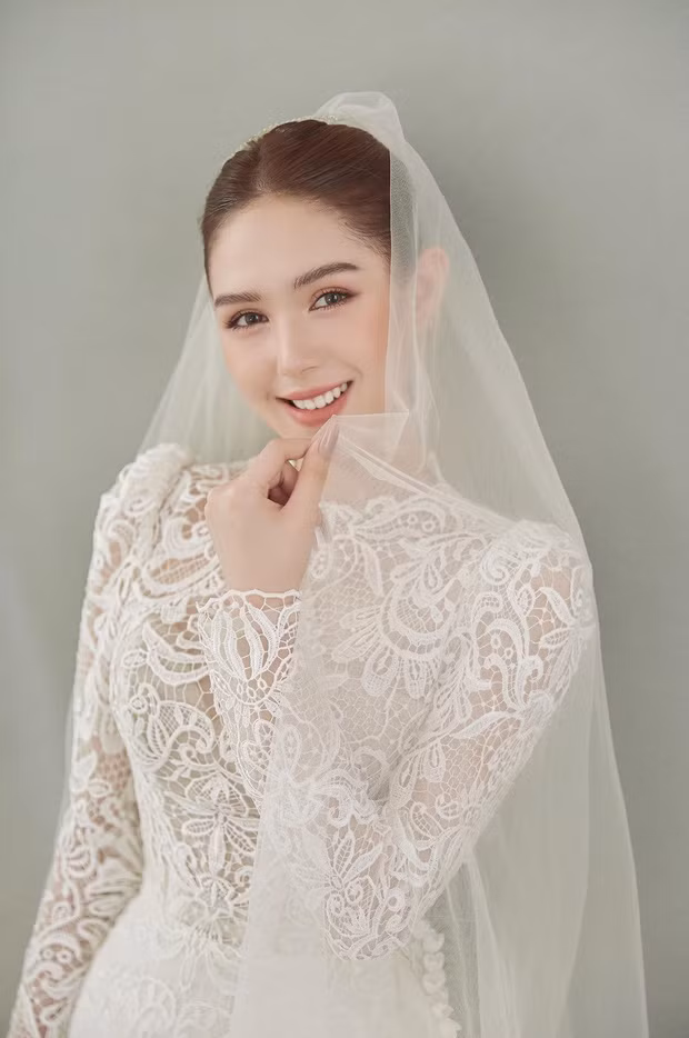 Chưa hết, vợ streamer Xemesis đăng kèm thêm dòng trạng thái hóm hỉnh "Sắp cưới lại rồi nha" khiến netizen phải đặt câu hỏi chuyện gì sắp xảy ra?