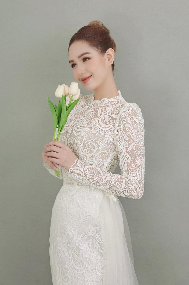 Có thể thấy Xoài Non có vẻ háo hức với việc... lấy chồng nhưng cách đây gần một năm, hot girl sinh năm 2002 đã chính thức lên xe hoa, về chung một nhà cùng Xemesis.