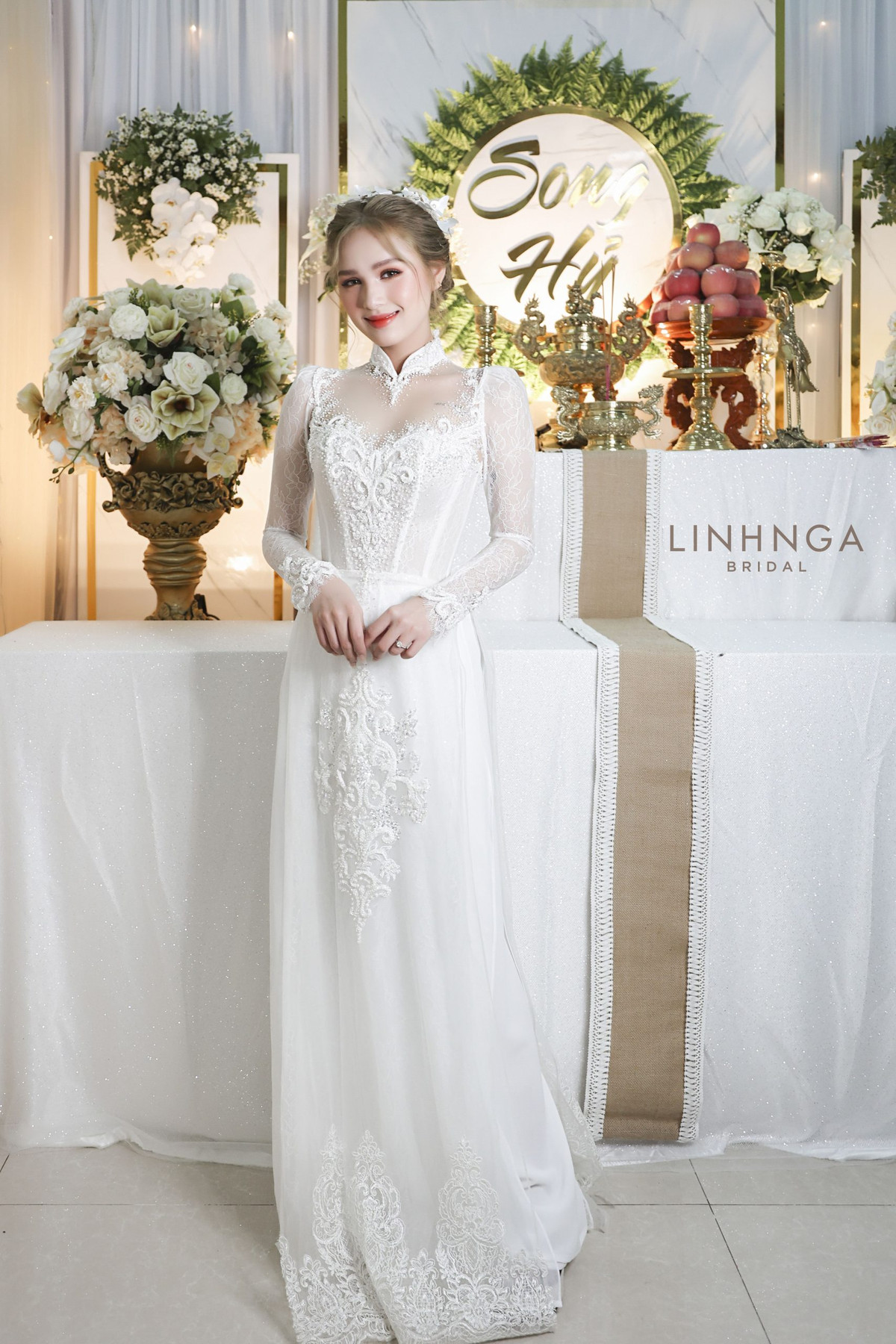 Trong đám cưới được gọi là cổ tích, Xoài Non diện bộ váy cưới được định giá 28 tỷ bởi một nhà thiết kế vô cùng nổi tiếng.