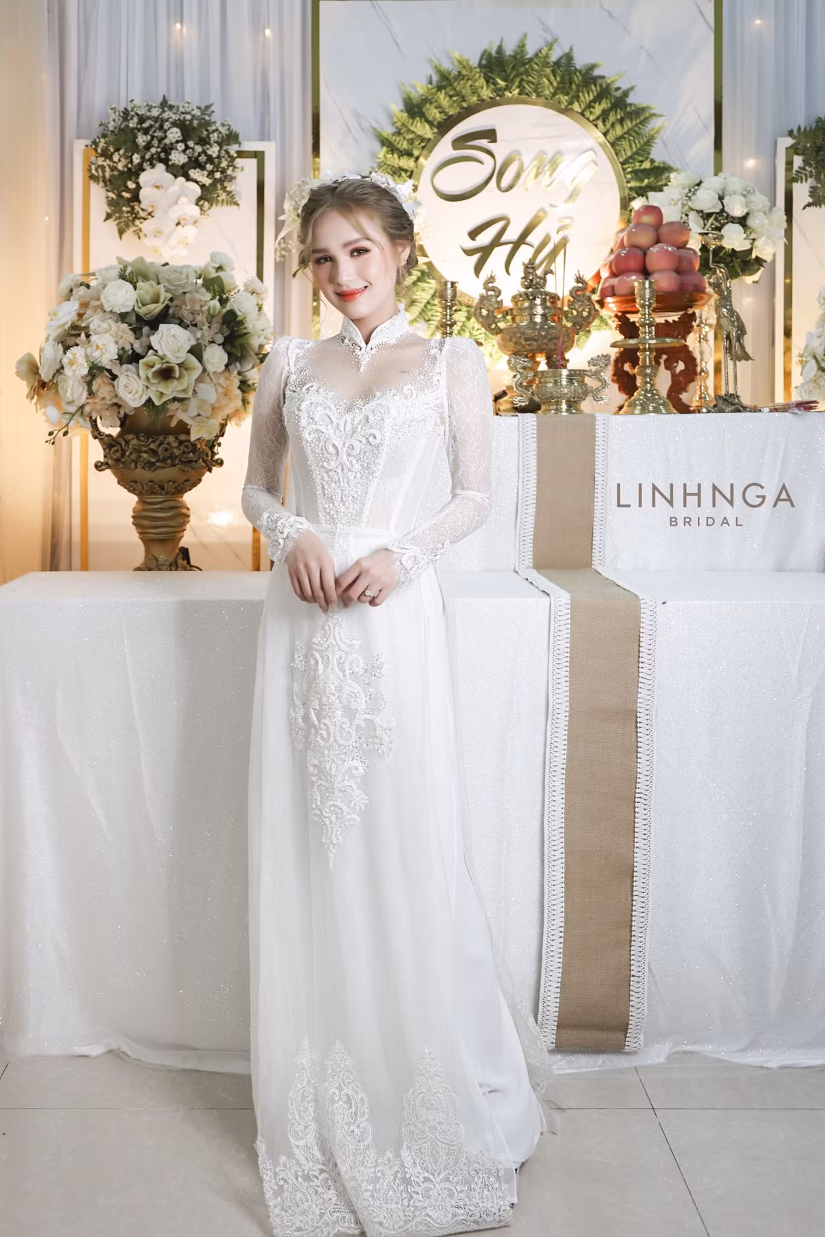 Trong đám cưới được gọi là cổ tích, Xoài Non diện bộ váy cưới được định giá 28 tỷ bởi một nhà thiết kế vô cùng nổi tiếng.