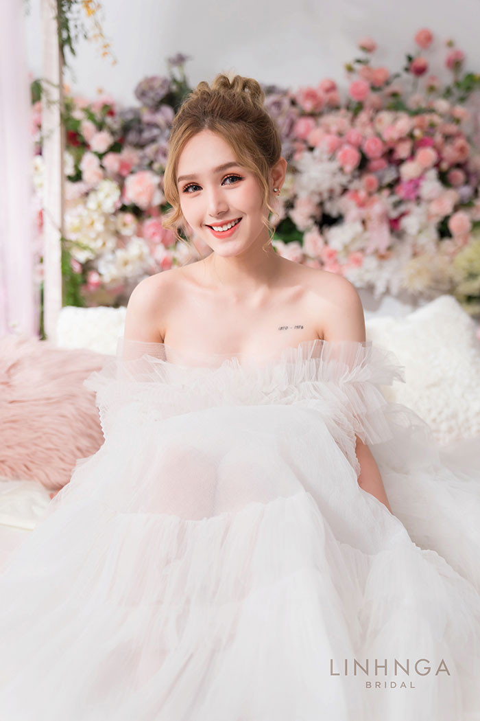 Thậm chí, nhiều người cho rằng Xoài Non chỉ là "bình hoa di động" hay cô rất may mắn thì cưới được chồng giàu…