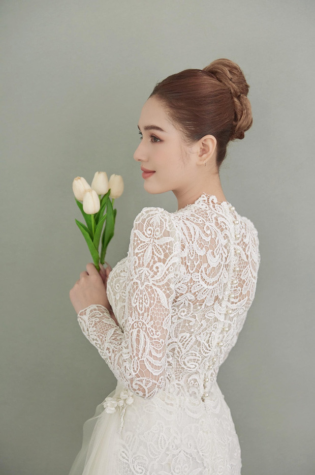 Đám cưới của Xoài Non và "ông chú" Xemesis diễn ra với sự chúc mừng của đông đảo anh em, bạn bè hai bên.