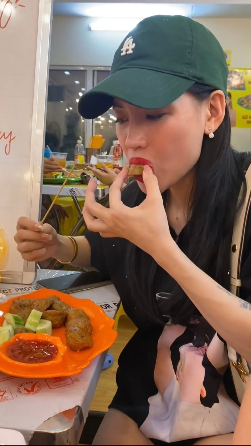 Có lẽ sau hàng loạt drama không đáng có, Hà Linh đã dần tiết chế bản thân hơn, nhưng vẫn giữ phong cách review thẳng, thật của mình.