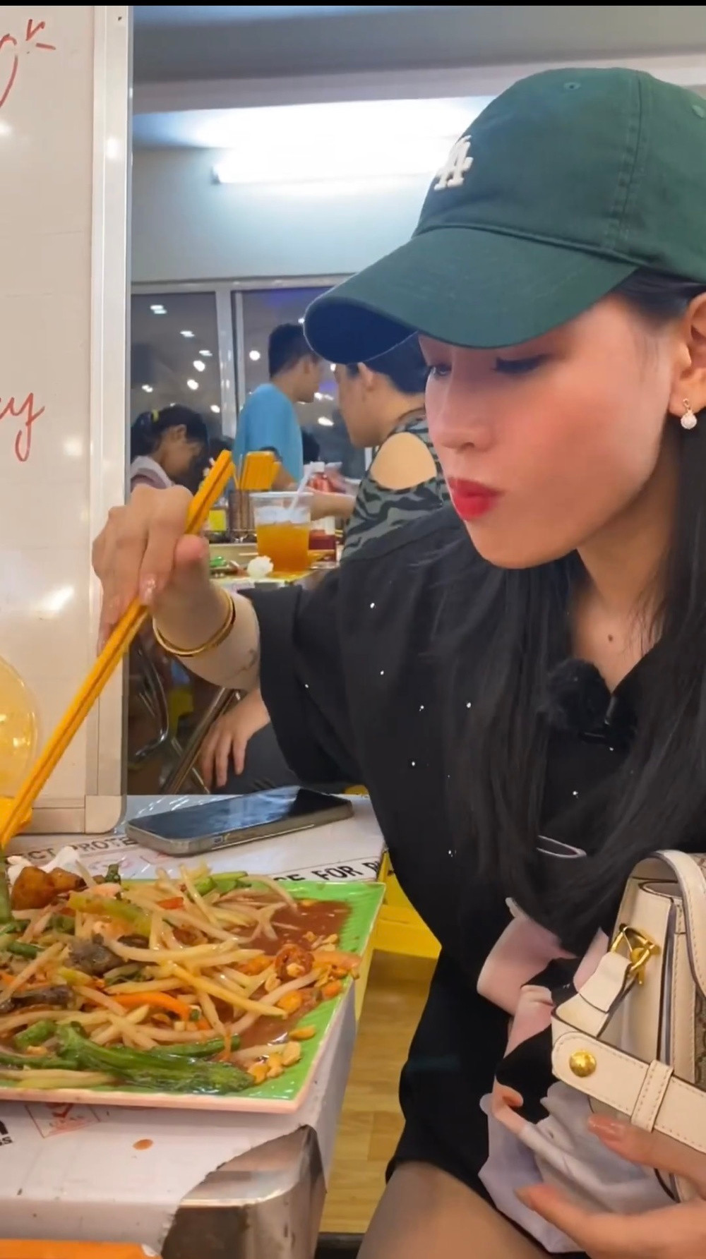 Cụ thể, Hà Linh nói: "Nếu mọi người xem kênh của mình trên YouTube thì mọi người sẽ biết là dạo này mình hạn chế chê, tích cực lắm luôn nhưng mà quán này đúng là bó tay luôn. Mình không muốn đọc tên quán đâu nhưng mà thực sự quá thất vọng".