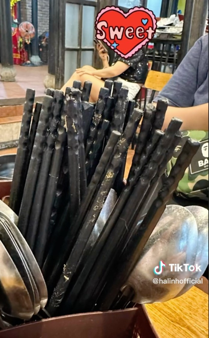 Nhưng ống đũa thứ 2 mình lấy trực tiếp từ ống ra mà dầu mỡ và bẩn lắm luôn. Đũa như này mà cũng mang ra đưa cho khách dùng được. Bát còn nguyên cọng hành, rửa chưa sạch". Võ Hà Linh nói trong clip review đồ ăn của mình.