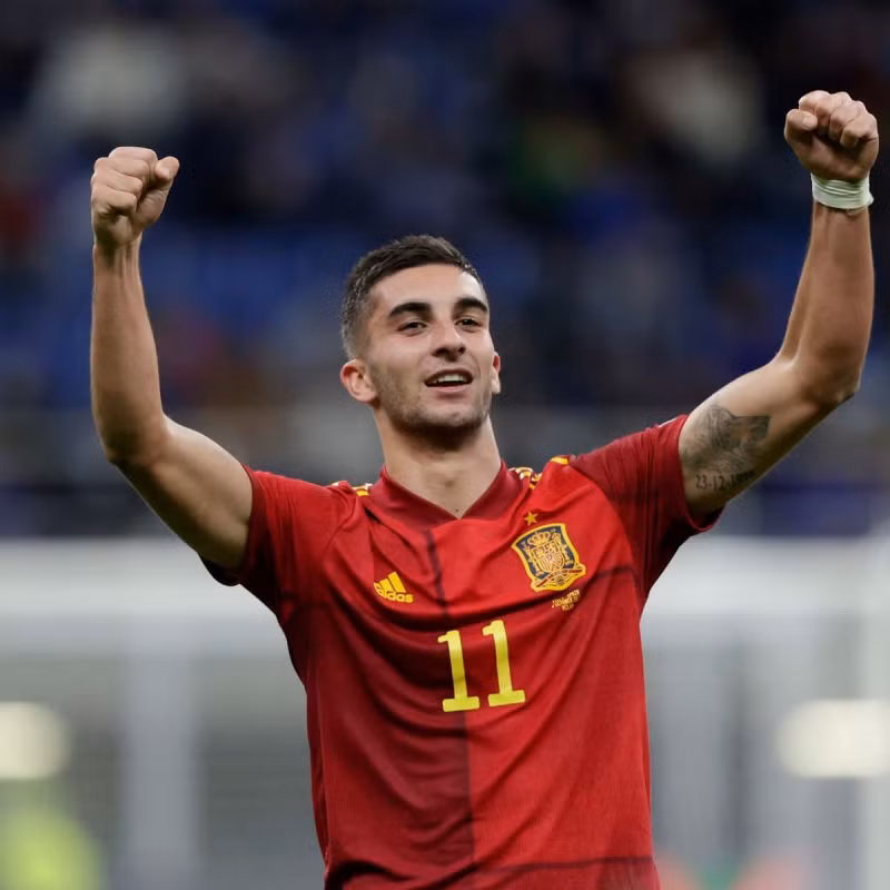 Ferran Torres (29 tháng 2, 2000) là cầu thủ người Tây Ban Nha đang thi đấu cho CLB Barcelona. Anh trở thành cầu thủ trẻ nhất chơi 50 trận tại giải VĐQG (La Liga) cho Valencia vào ngày 23/11. Anh ấy cũng là một cầu thủ thường xuyên của đội tuyển quốc gia của mình và đến Qatar vào năm 2022 dự World Cup dưới sự dẫn dắt của cựu HLV Barcelona, Luis Enrique.