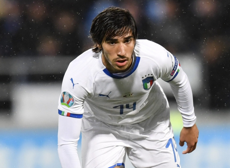 Sandro Tonali (8 tháng 5, 2000 - Ý - Newcastle)