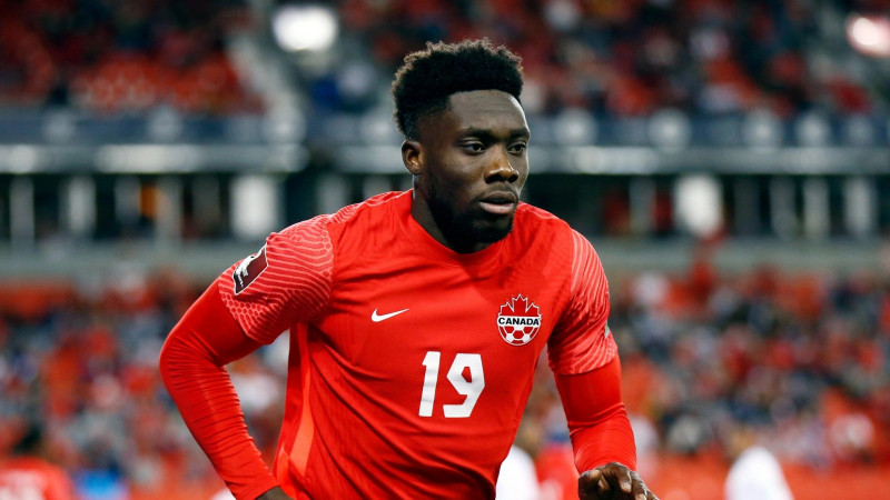 Alphonso Davies (2 tháng 11, 2000) là cầu thủ người Canada hiện đang thi đấu ở Đức cho Bayern Munich. Anh ấy được nhiều người coi là cầu thủ xuất sắc nhất và là gương mặt đại diện của đội tuyển quốc gia Canada. Davies là cầu thủ bóng đá đầu tiên và là người Canada đầu tiên trở thành đại sứ cho cơ quan tị nạn của Liên Hợp Quốc, UNHCR.