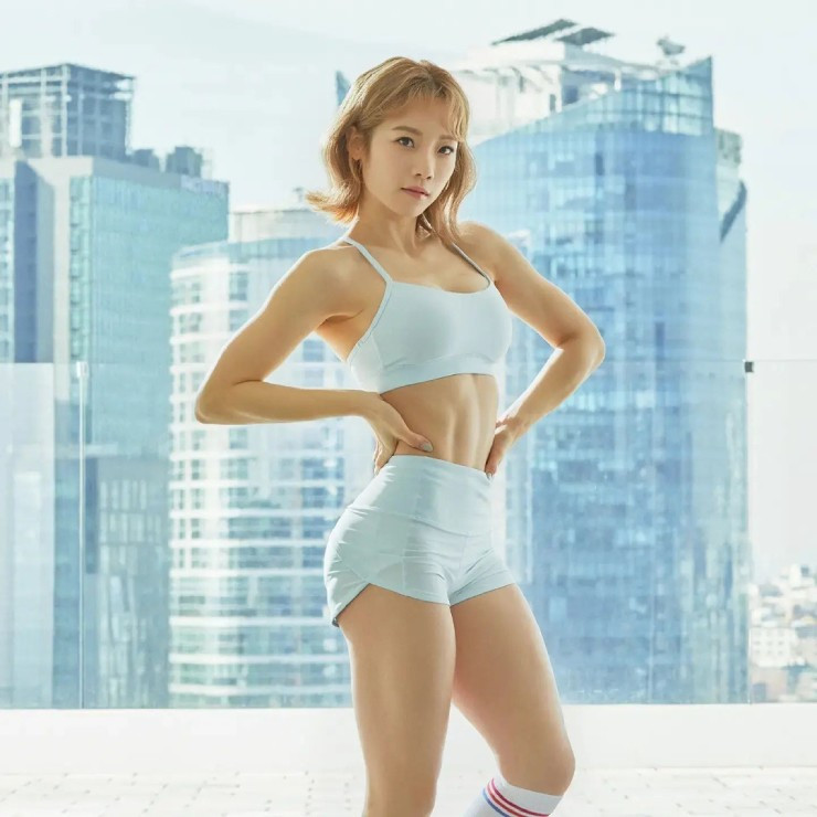 Euddeum sở hữu vẻ đẹp trong sáng, thân hình cân đối, cùng "vòng ba" quyến rũ.