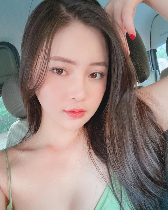 Trong dòng story của mình, Thái Thảo Nguyên còn tự nói đùa: "Nụ cười ngày xưa chiếm bao nhiêu trái tim chàng trai".