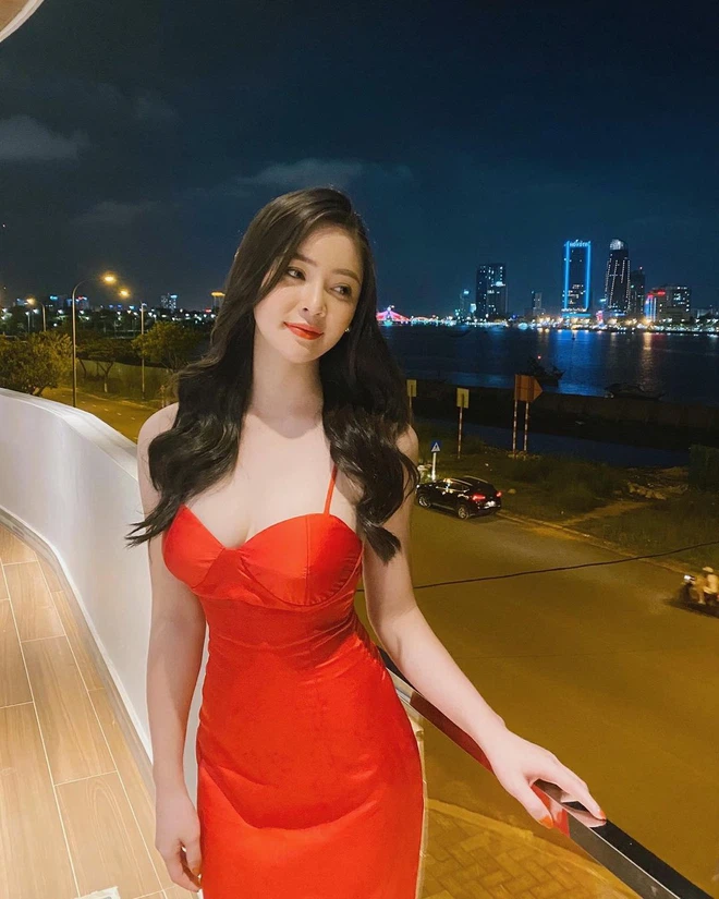 Có thể thấy so với hồi bé, ngoài trừ việc lớn hơn và quyến rũ hơn thì gương mặt Thảo Nguyên gần như chẳng thay đổi.