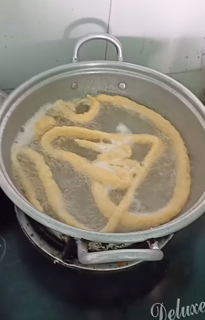 Về phần dân mạng, nhiều người cho rằng cô đã cho quá nhiều trứng, thế nên khi mới cho vào nước sôi là nó sẽ nở phồng lên ngay.